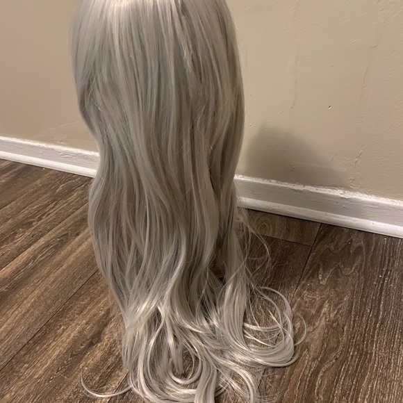 Gray curled wavy 27inch wig - Picture 4 of 8